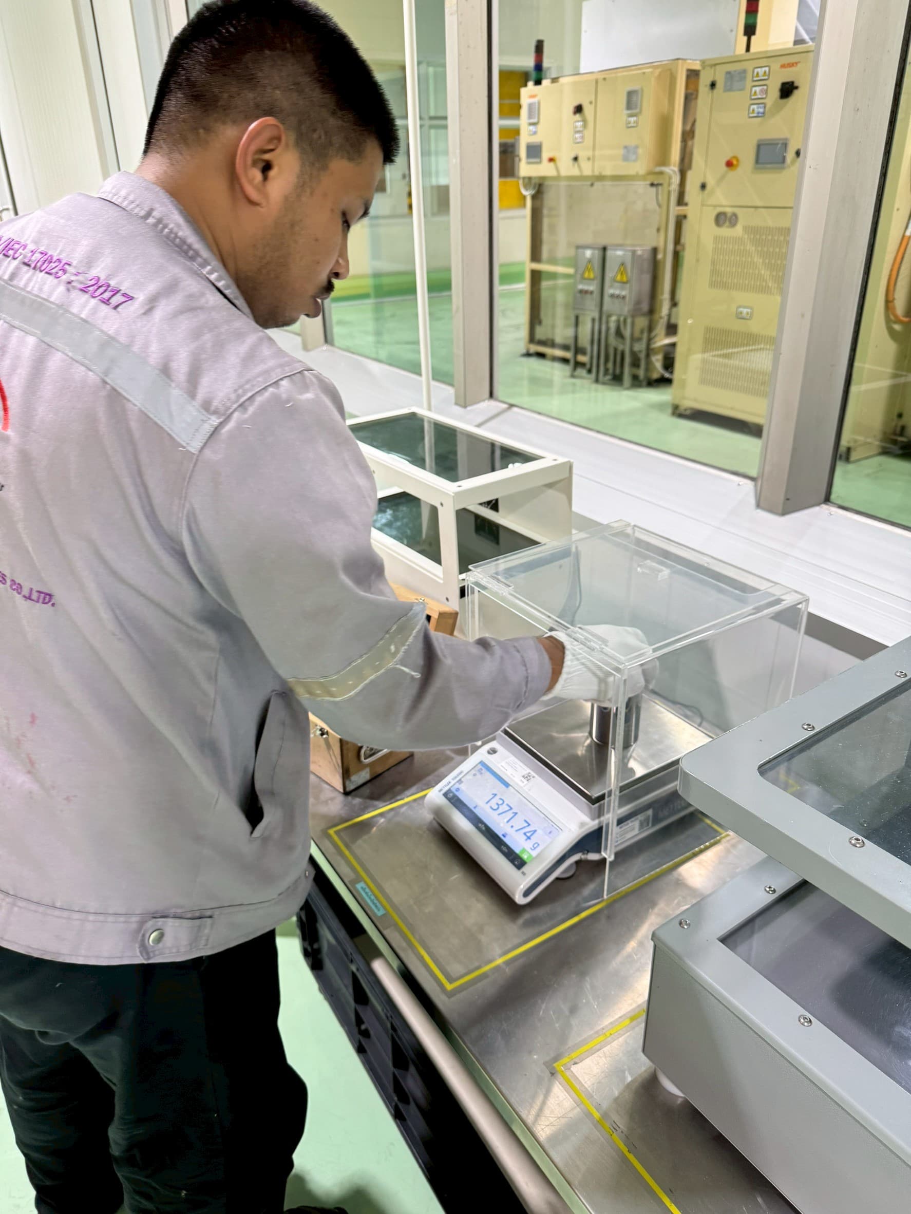 ช่างเทคนิคสอบเทียบเครื่องชั่งในห้องแล็บมาตรฐาน ISO/IEC 17025